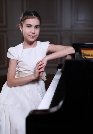 Александра Довгань, фортепиано logo