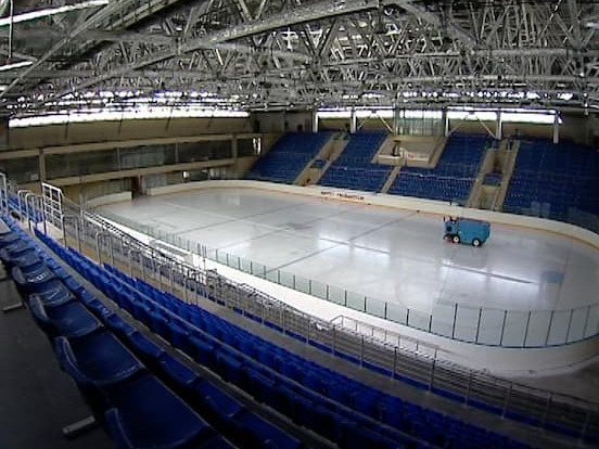 Ледяной дворец в иркутске. Ледовый дворец байкал иркутск. Ркутский ледовый дворец "айсберг". Иркутск дворец айсберг. Иркутск дворец айсберг.