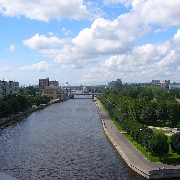 Парковая зона в центре Калининграда на берегу р. Преголя