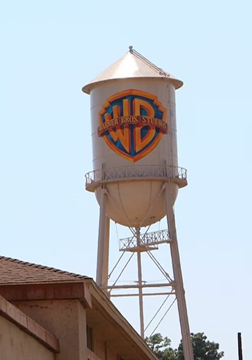 Празднование 100-летнего юбилея «Celebrate Every Story With Warner Bros» logo