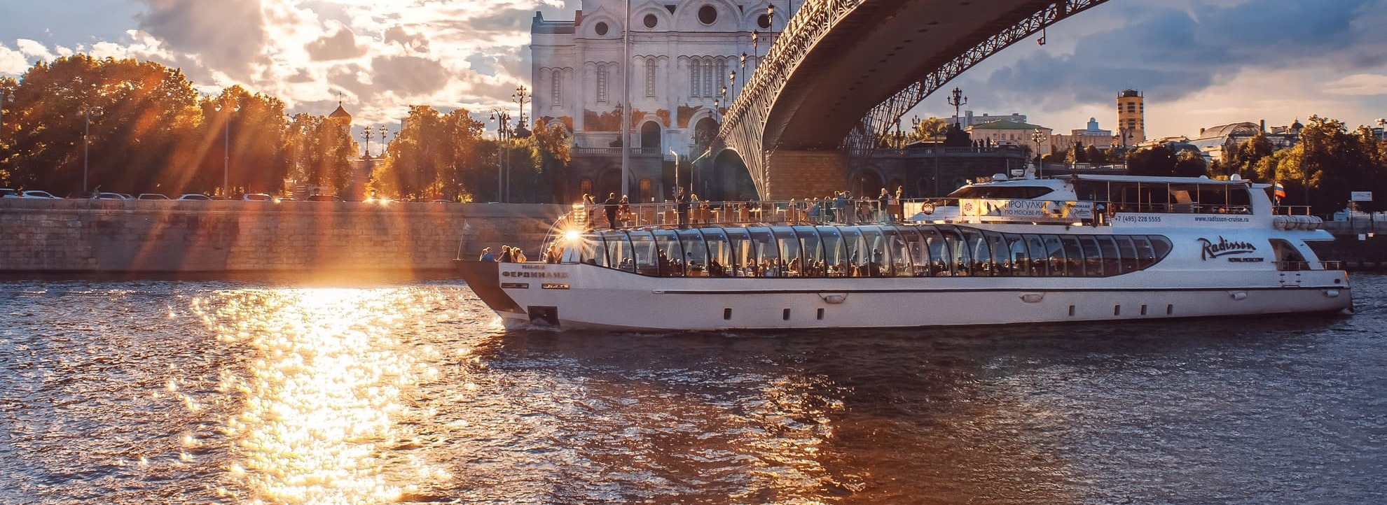 Причал парк Горького Рэдиссон. Корабль Рэдиссон Москва река. Парк Горького Москва корабль. Рэдиссон-круиз по Москве.