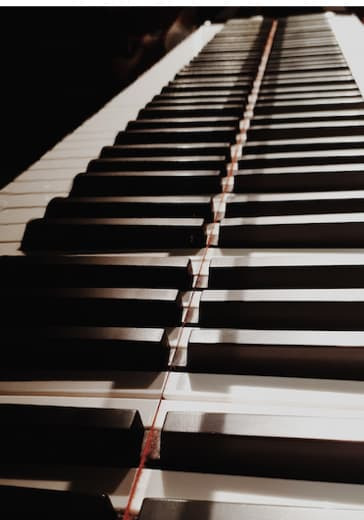 Концерт Олега Вайнштейна и Надежды Режениновой. Музыка для фортепиано соло и в дуэте logo