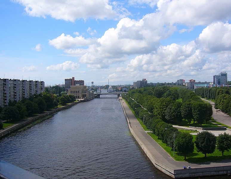 Парковая зона в центре Калининграда на берегу р. Преголя